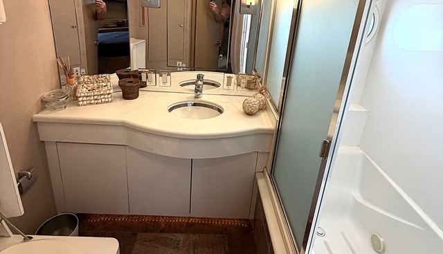 Hatteras 92' yacht for sale 15