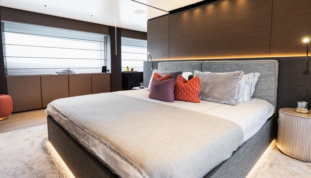 QUEEN J III yacht for sale 18