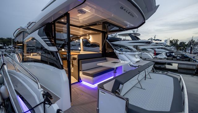 425HTS-074 yacht for sale 27