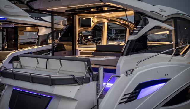425HTS-074 yacht for sale 35