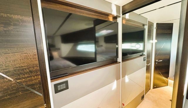 P55 yacht for sale 25