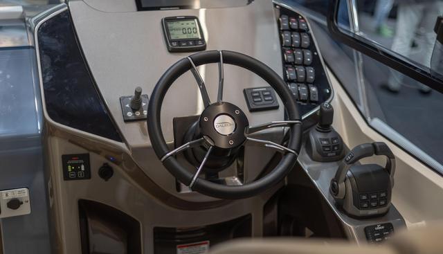 335HTS-044 yacht for sale 15