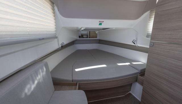 320GTO-783 yacht for sale 4