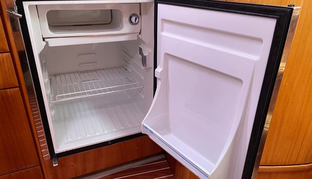 ELLE II yacht for sale 39