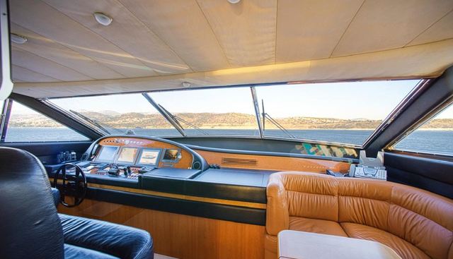 FERRETTI 881 yacht for sale 14