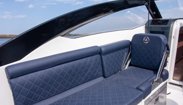 Parker 630 DC yacht for sale 30