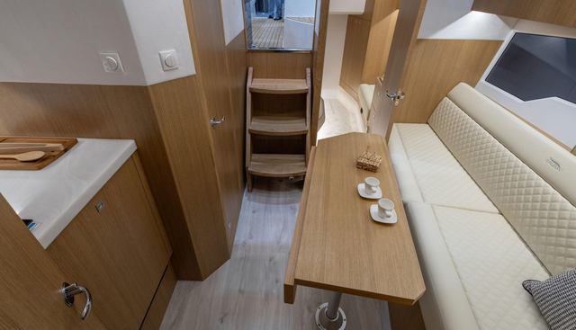 335HTS-044 yacht for sale 5