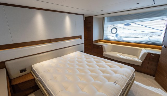 F65042 yacht for sale 29