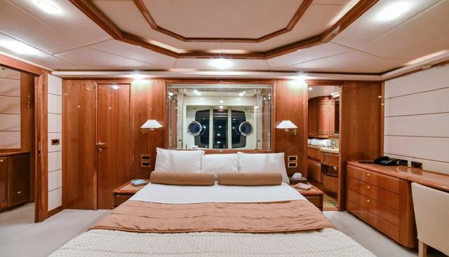 FERRETTI 881 yacht for sale 17