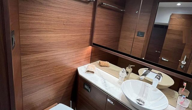 F55 yacht for sale 30