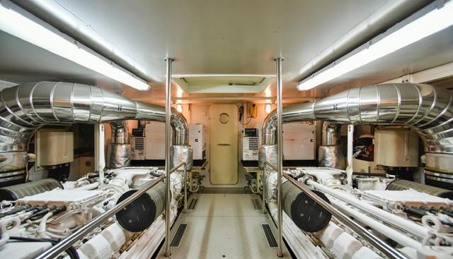 FERRETTI 881 yacht for sale 30