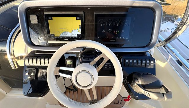 320GT yacht for sale 15