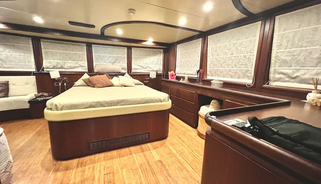 MARILOAN FENIC II yacht for sale 9