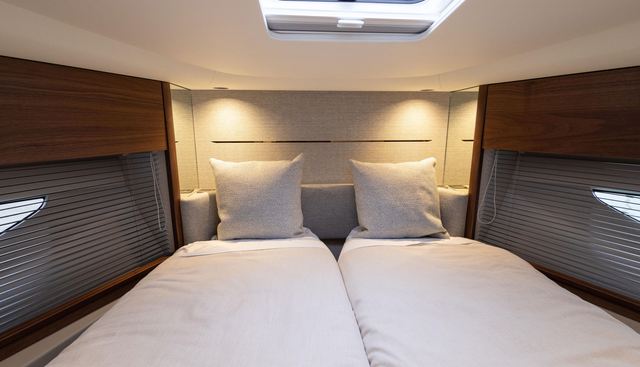 V50943 yacht for sale 85