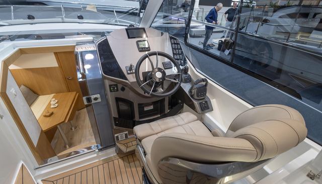 335HTS-044 yacht for sale 17