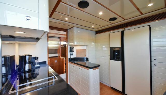 FERRETTI 881 yacht for sale 15