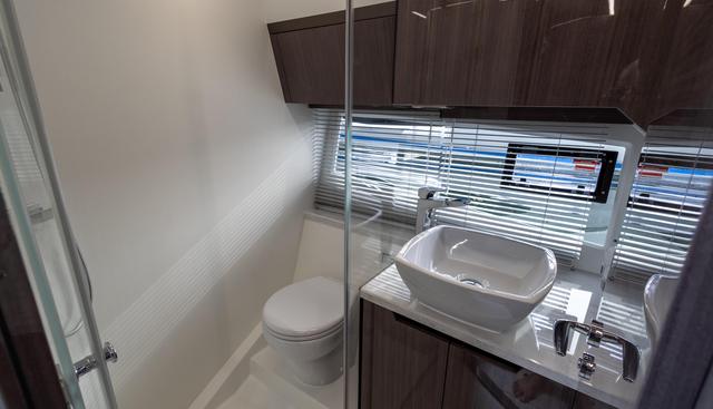 425HTS-074 yacht for sale 104