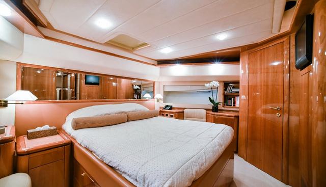 FERRETTI 881 yacht for sale 24