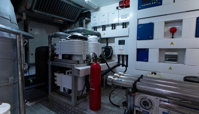 ROUND MIDNIGHT yacht for sale 59