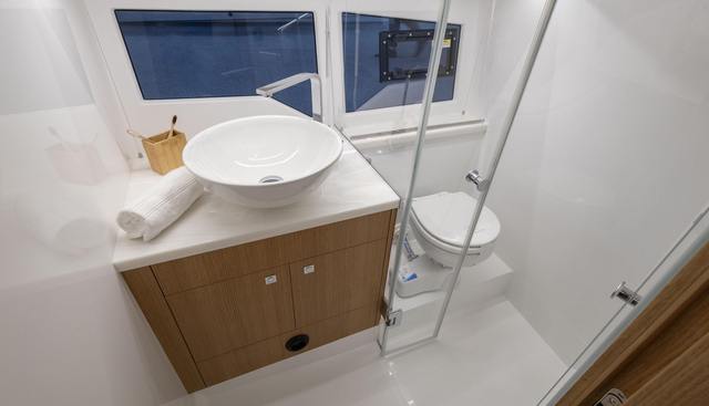 335HTS-044 yacht for sale 23