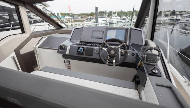 425HTS-074 yacht for sale 63