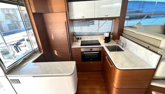 F55 yacht for sale 17