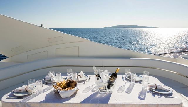 FERRETTI 881 yacht for sale 34