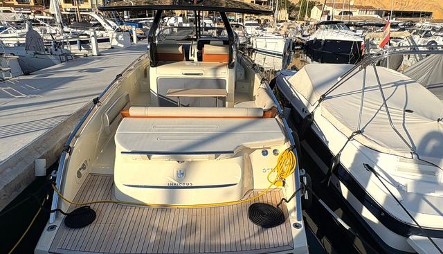 320GT yacht for sale 4
