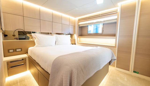 EVELYN P yacht for sale 33