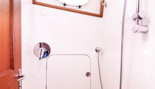 Ruckus yacht for sale 33