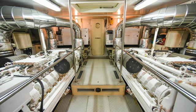 FERRETTI 881 yacht for sale 28