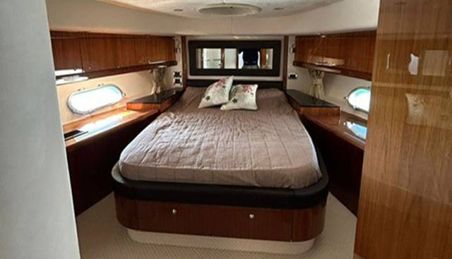 CHAMPAGNE yacht for sale 25