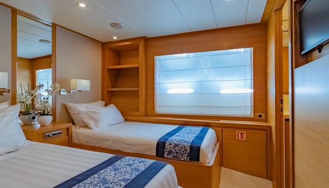 HUMMINGBIRD yacht for sale 13