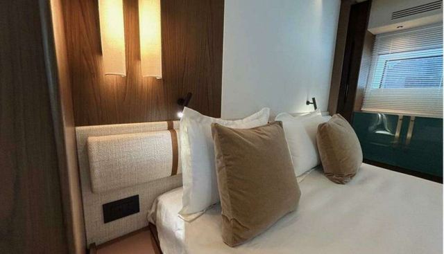 Azimut 72 Fly  yacht for sale 23