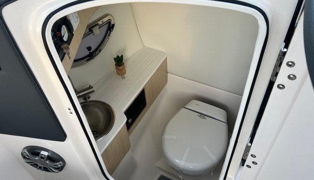 LS6 yacht for sale 23