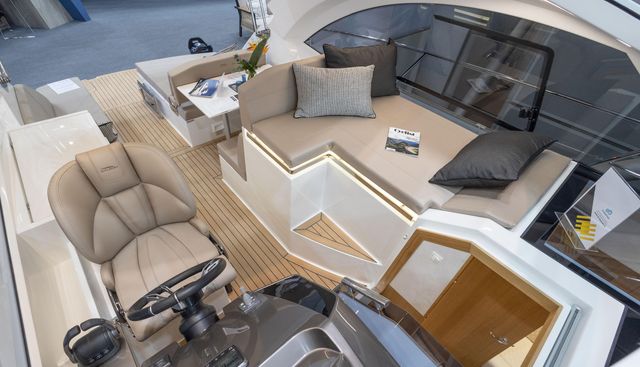 335HTS-044 yacht for sale 13