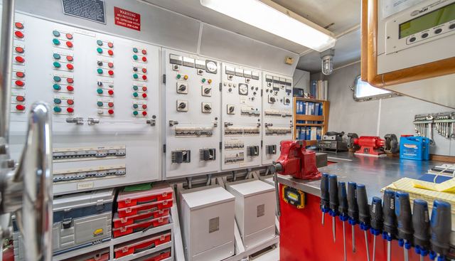 ESCAPE OF LONDON yacht for sale 59