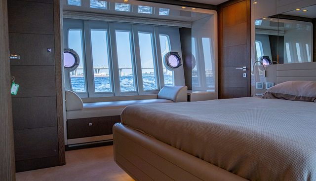 FERRETTI 870 yacht for sale 13