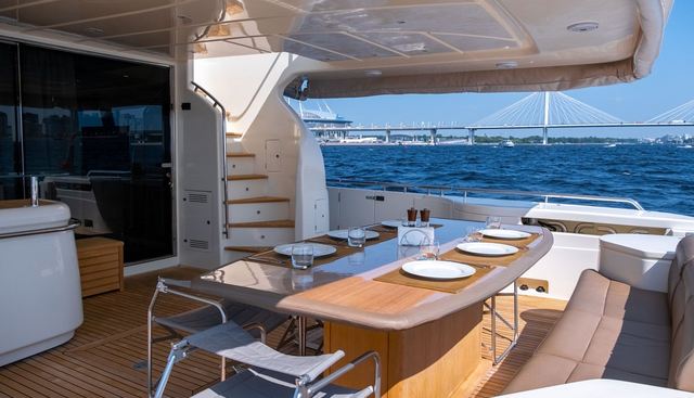 FERRETTI 870 yacht for sale 4