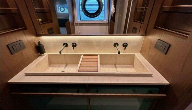 Azimut 72 Fly  yacht for sale 24