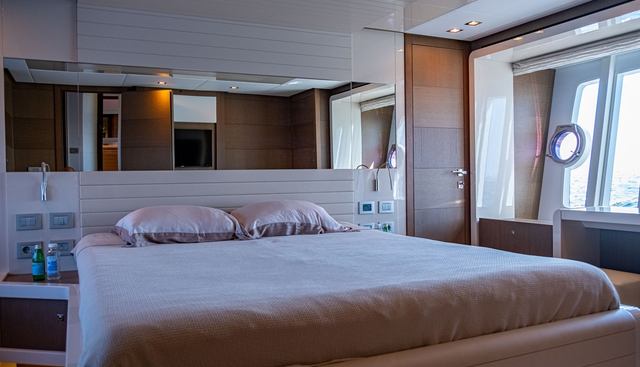 FERRETTI 870 yacht for sale 12