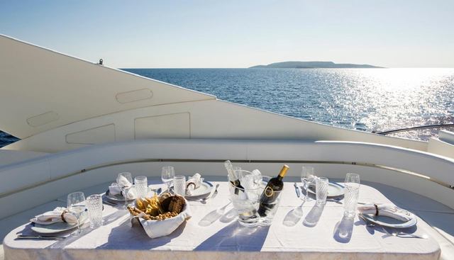 FERRETTI 881 yacht for sale 33