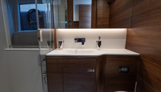 V55102 yacht for sale 22