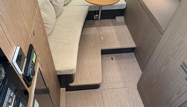 320GT yacht for sale 2