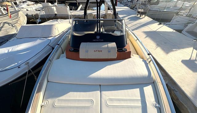 320GT yacht for sale 19