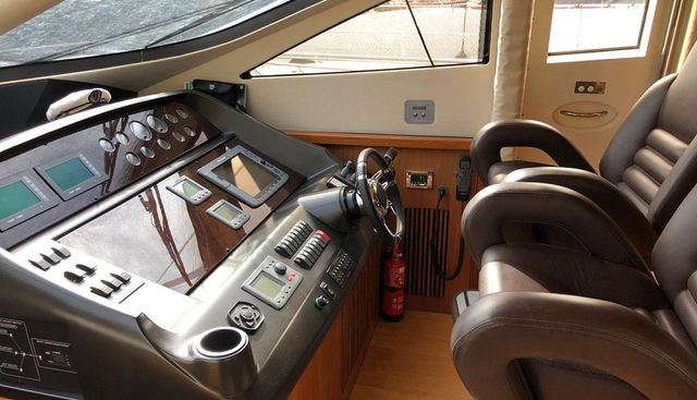 MANHATTAN 70 yacht for sale 20