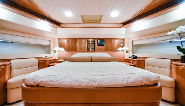 FERRETTI 881 yacht for sale 23