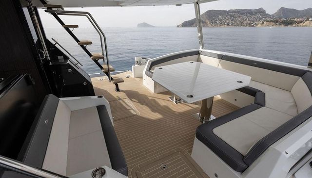 Seven yacht for sale 30