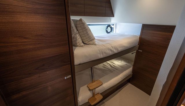 V55132 yacht for sale 40