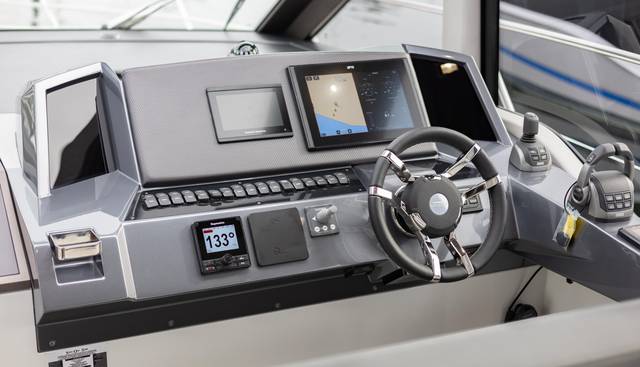 425HTS-074 yacht for sale 68
